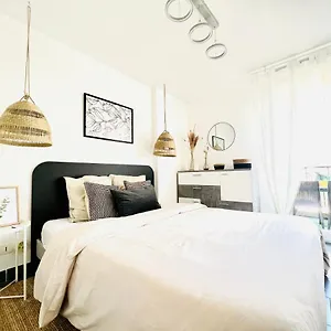 https://les-jardins-des-senteurs-appartement-priv-avec-parking.fr-provencehotel.com